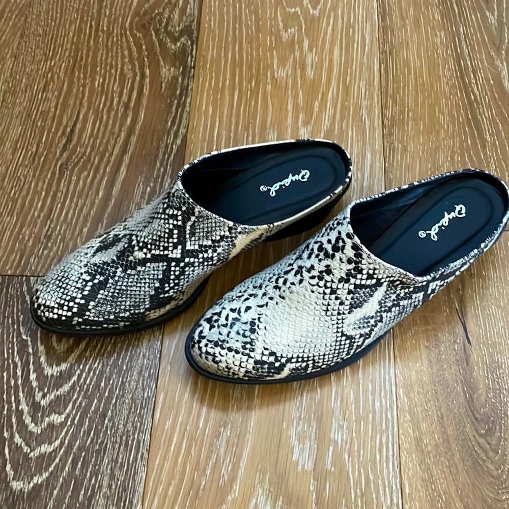 NEW! QUPID snakeskin print slip on ankle mules/boots. Black & ivory. Size 6.